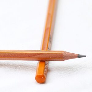 Ołówek zwykły w drewnianej cedrowej oprawie. Twardość 3B - St.Majewski